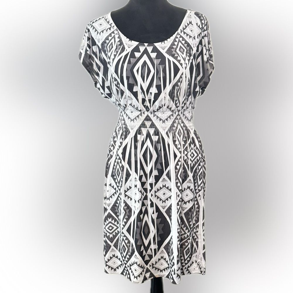 Mi Manchi Black White Tribal Print Short Sleeve Women’s Dress, Size Medium